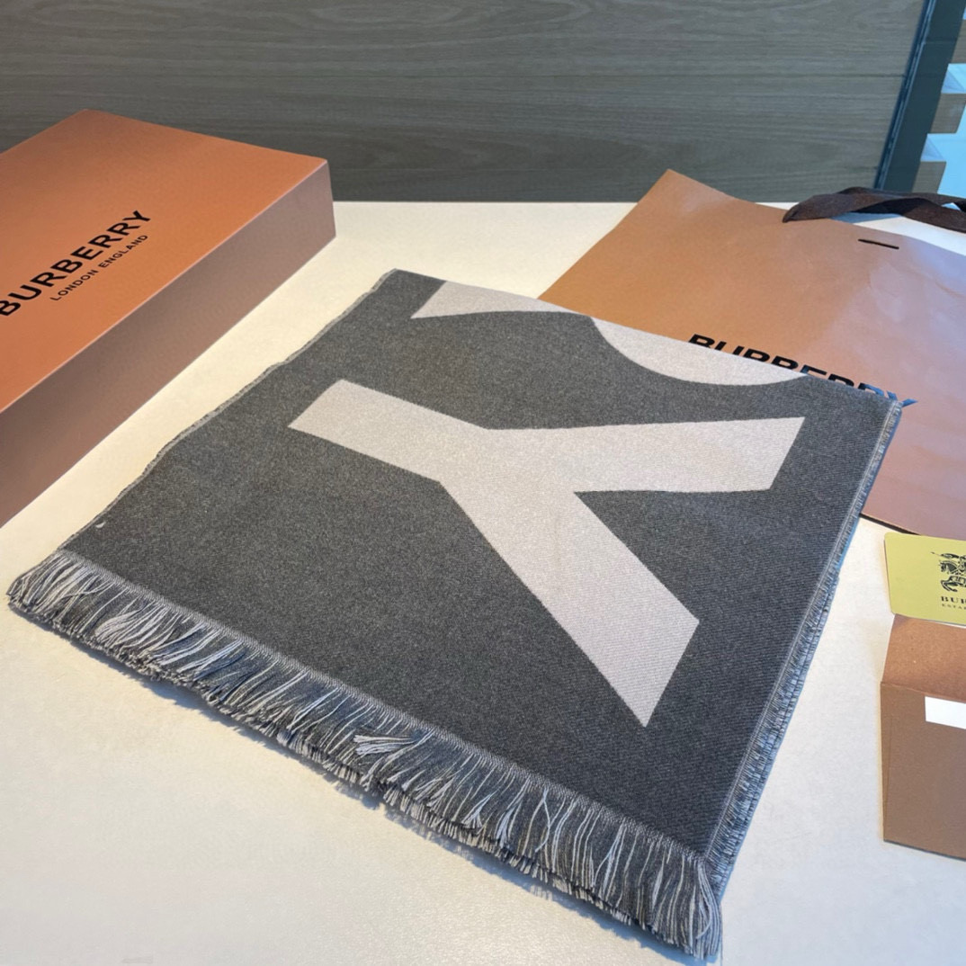 Burberry围巾双面的设计可以任意搭配瞬间感觉自己拥有两条围巾羊绒材料软糯亲肤版型阔搭配起来一绝经典