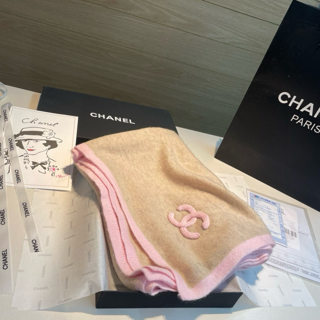 强烈重磅推荐!!!质感好货怒吼福利推荐款️Chanel主打的羊绒围巾非常难得!!这个围巾最大的感触就是: