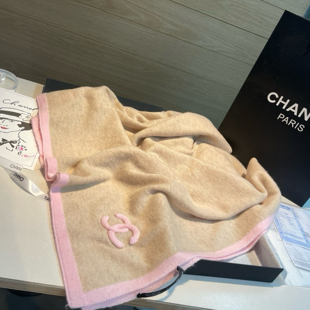强烈重磅推荐!!!质感好货怒吼福利推荐款️Chanel主打的羊绒围巾非常难得!!这个围巾最大的感触就是: