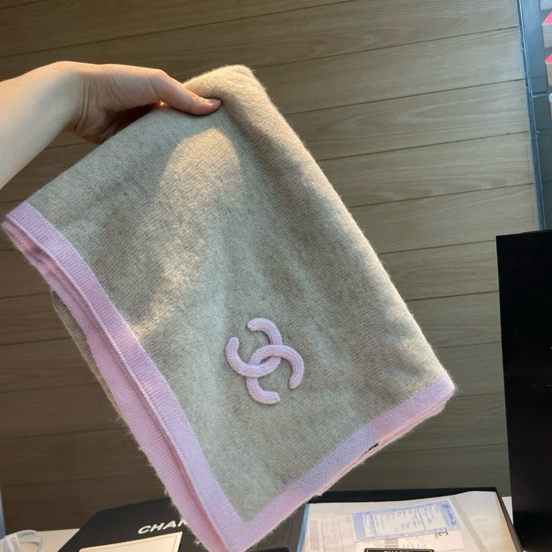 强烈重磅推荐!!!质感好货怒吼福利推荐款️Chanel主打的羊绒围巾非常难得!!这个围巾最大的感触就是: