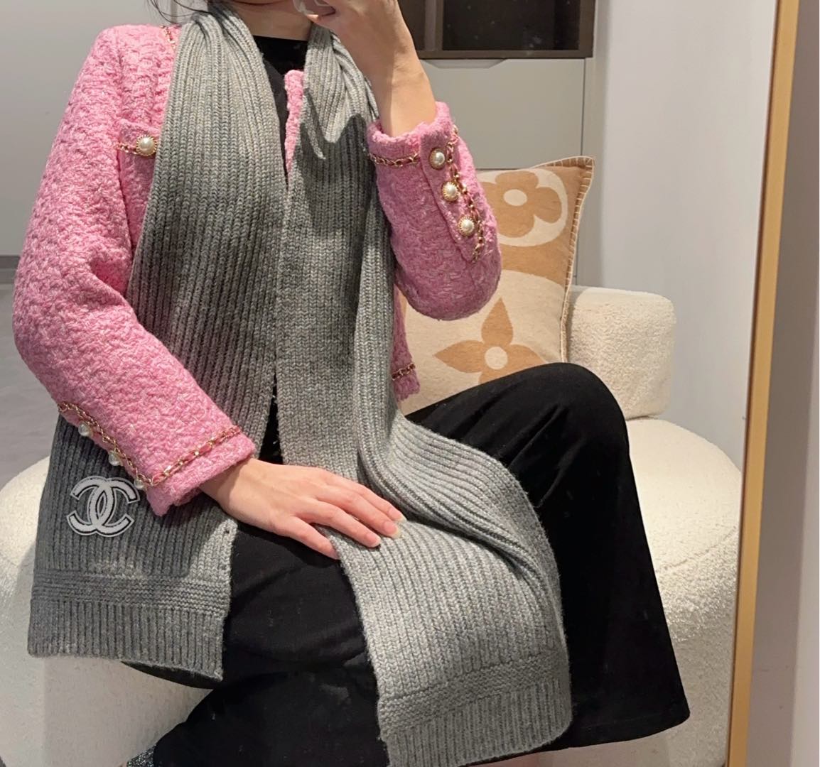 香奈儿专柜新款小香针织长巾美翻了[流泪]御用殿堂级极品️新款专柜在售进口纯羊绒时尚镶边针织毛线围巾披肩美