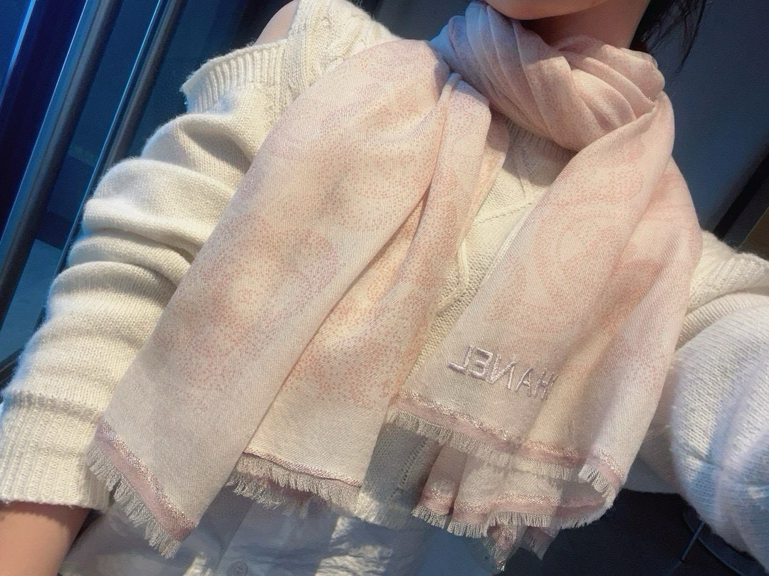 NO:188505,This well-deserved new style, Chanel single product, four-sided metal frame creates an extremely luxurious brand style. The solid color is paired with the classic logo of the two major creators, which shows luxury in a low-key manner. The wire thread penetrates the body gives people a heart-warming feeling. It uses Kashmir Plateau cashmere, which feels soft and has a customer-supplied raw material, with a size of 90*cm. Don't miss it if you like it, and there is not much ~ High-version scarf, High-version scarf, Chanel19860909这款当之无愧的新款爆款,香奈儿单品,四边金属框打造极致奢华的大牌风,纯色配以两大创造师的经典logo,低调中彰显着奢华,贯穿的金属丝线,更是给人一种心动的感觉,采用克什米尔高原羊绒,手感绵软,客供原料,尺寸90*cm,喜欢的不要错过,量不多哦~高版本围巾,高版本围巾,chanel,scarf