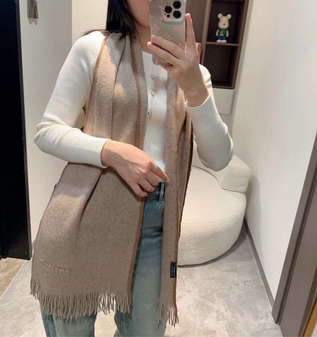 NO:188508,100% cashmere Hermes synchronous counter, high-end cashmere knitted scarf!  】It can be formal, free, very Classical men's design. This weaving method is relatively difficult, and it costs a lot of yarn, and the process is very difficult!  !  !  Such a men's scarf is definitely an outdated item!  The cashmere scarf that looks good at any surround is really unique!  !  It's so practical and versatile, but there's no unnecessary design, and it looks good no matter how you surround it!  It has a drape, warm and very slimming!  It is very suitable to match formal wear or casual wear ~ folding or circling is perfect, with a warm and elegant 30180 high-version scarf, high-version scarf, christian louboutin, hermes, hermes19860909百分百羊绒 Hermes（爱马仕）同步专柜,高端羊绒针织围巾！】可正式,可随意,非常Classical的男款设计.这款织法比较难,又很费纱线,工艺难度非常大！！！这样的男款围巾,绝对是一条审美不过时的单品！随便围都会好看的羊绒围巾,版型真是一绝！！太实用百搭了,其实没有多余的设计,怎么围都好看！有垂坠感,温暖且非常显瘦！搭配正装或者搭配休闲装都很合适~对折挂围或者绕圈围都完全可以,有温度的风度30180高版本围巾,高版本围巾,christian louboutin,hermes,hermes,scarf