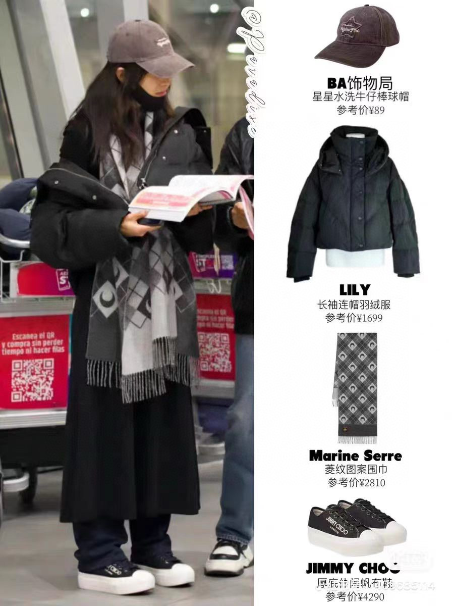 NO:188520,The original list of the same scarf for Song Qian is here. This batch of goods has been pressed seriously for more than half a year before it can be released. The products produced by China with pure bloodlines are currently very environmentally friendly. For example, this scarf has added environmentally friendly anti-static fibers. Its function is to greatly reduce the electrostatic characteristics of the wool scarf itself; the second is to change the shrinkage rate of the wool scarf as a whole and improve the stiffness, elasticity, softness and fluffy of the scarf, so that the drape of the scarf has a better sense of drape. It also prevents the scarf from deforming, shrinking and maintains the flatness of the scarf cloth surface. Let’s talk about the style, the king of niches, Marine Serre jacquard wool scarf!  The specification is just right, 47×174  (8*2 ears) cm, can be worn or surrounded. Raw lamb initial shearing wool, high-quality Xinjiang wool, average fineness 17.5μm, average length 29.5mm. It is close to the fineness of cashmere, and the feel is comfortable to touch the skin!  In terms of weaving, all the original crafts are: warp saba Sulan crafts 80s/2 and 20s/1; weft yarn 20s/1, high-density weaving, weaving warp density 210 , and weft density is even 230 , which can completely ensure the fullness and clarity of the super moon flower shape; the jacquard logo is also very rich in layering, and after the warp and weft density is dense, the overall drape of the scarf is also great!  The tightness of the scarf can be seen in the details. The double yarn   high density ensures the quality and applicability of the scarf!  The quality of raw materials   yarn count will make the finished scarf combine the stiffness and softness. The weight you get in hand is quite good. It is not as complicated as I want to make it. This is the original order!  I just introduced scarves. I cannot control the process of the whole process like some orders. Because the thickness of warp and weft yarns is different, in order to ensure the beauty of the finished scarf, pre-steaming is required before the shrinking procedure to ensure the flatness of the scarf. After shrinking, the second steaming is performed before the steel wire woven. The steel wire woven is woven for 0 points, and there is no force at all. It is only possible to rely on the machine to shake and slowly make the suede rise. The purpose is to make the surface of the scarf fleece.  The surface is fine, making the gradient scarf more hazy and three-dimensional. After repeated procedures, the scarf finished product mechanism is obvious, with rich suede, softness, gloss and more abundant. The overall cloth surface of the scarf slowly reflects natural light, which makes its experience in vision and feel very luxurious. The large area of ​​the whole cloth surface has outstanding logo, neatness, high clarity, and a stronger three-dimensional sense. Especially after several steaming of the scarf, it has a stronger wrinkle resistance and higher fiber viscosity.  Let’s talk about auxiliary materials, or it’s the original order. Following the order, we also abandoned the transparent plastic bag packaging and directly upgraded it to the same milky white logo plastic bag as the order and equipped with a QR code to scan. At the same time, we have the moon logo tag   the moon square main mark   the satin wash mark. These configurations are indeed a bit awesome~ Impeccable!  !  It’s very decent to give it to others!  Although it is a rare original order, everyone can know how much effort and effort I have spent on configuration, but we should sell as much as we should. It is really a complete brick-moving benefit of 1xx!  Don’t talk about you, I’m excited when I get started with the finished product, the current season is suitable for this style. Friends who like niche brands, choose this, believe me!  You will never lose money!  The upper body effect is absolutely OK. There are a lot of pictures of girls wearing below. Everyone should keep their eyes open and take them decisively!  High-version scarf, high-version scarf19860909宋茜同款围巾原单来了.这批货正儿八经的压了大半年才可以出,血统纯正的中国代工目前国内加工的产品很重环保,比如这个围巾就加了环保防静电纤维,它的作用一是大大减少羊毛围巾本身的静电特质；二是在整体上改变羊毛围巾的收缩率并提高围巾的挺度、弹性、柔软性以及蓬松性,让围巾的垂坠感更好.还具有阻止围巾变形、收缩以及保持围巾布面的平整度.再回来谈款式,小众之王,Marine Serre提花羊毛围巾！规格刚刚好,47×174＋（8*2穗子）cm,可披可围.原料羔羊初剪羊毛,高品质新疆毛,平均细度17.5μm,平均长度29.5mm.接近羊绒的细度,手感不用说贴肤舒适！织造方面,全部对原版工艺,经纱巴素兰工艺80s/2、20s/1；纬纱20s/1,高密度织造,织造经密210 ,纬密更是230 ,这样能够完全保证超月亮花型的饱满度、清晰度；提花logo层次感也特别丰富,经纬密上去之后,围巾整体的垂坠感也棒棒的！细节图都可以看出来围巾的紧密感,细纱＋高密度双重保证了围巾的质量和适用度！原料质量＋纱支数,会让成品围巾结合挺度与柔软,拿到手上的分量感相当棒并不是我要整的这么复杂这是原单货！我只是介绍围巾,并不能像一些订单一样能自己控制流程围巾后整方面,因为经纬纱纱支粗细不同,为了保证此类围巾成品的美观,所以在缩呢这道程序前要进行预蒸呢定型,以此保证围巾的平整,缩呢后,在钢丝拉毛这道程序前,再进行二次蒸呢定型,钢丝多遍数0点起毛,完全不加力,只靠机器震动慢慢让绒面起来.目的就是让围巾表面绒面细密,使得渐变围巾更加有朦胧感和富有立体感.经过反复的这几道程序,使围巾成品机理明显,绒面丰富,柔和度、光泽度、更加丰盈.围巾整体布面慢反射自然光,在视觉和手感上它的体验是很奢华的,整体布面大面积小月亮logo出众、整齐度、清晰度高,立体感更强.尤其围巾经过几遍蒸呢,使她的抗皱程度更强,纤维粘性更高. 再谈辅料,要么说是原单货呢,紧跟订单,我们也摈弃了透明塑料袋包装,直接升级成和订单一样的乳白logo塑料袋并配二维码可扫,同时配月亮 logo吊牌＋月亮方形主标＋缎面洗水标一大堆一大堆的全部配齐这些配置确实是有点牛B的存在～无可挑剔！！送人自留都很体面！虽然很难得的原单货,配置这些大家都能知道我花了多少心思、精力,但是咱们该卖多少卖多少,真的1xx完全搬砖福利！别说你们了,成品出来的时候一上手我自己都兴奋目前季节正适合这样的款式,喜欢小众品牌的小伙伴,选择这个,相信我！你们绝对不会买亏的！绝对OK上身效果非常棒,下面有很姑娘佩戴图,大家擦亮眼睛果断拿下！高版本围巾,高版本围巾,scarf