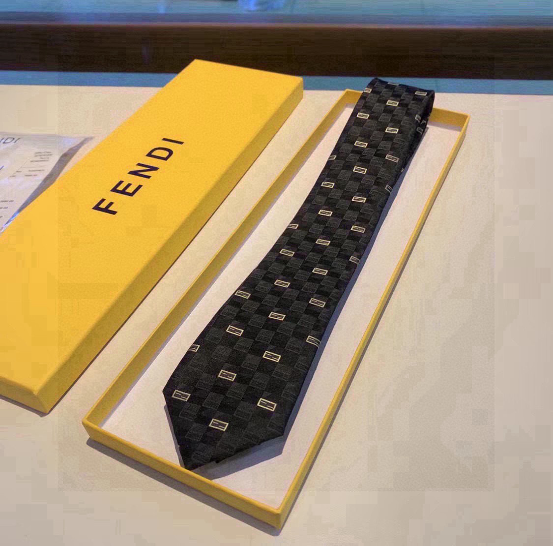 Elegant Men’s Fashion: Iconic FF-Letter Silk Tie for a Stylish Look - 图片 3
