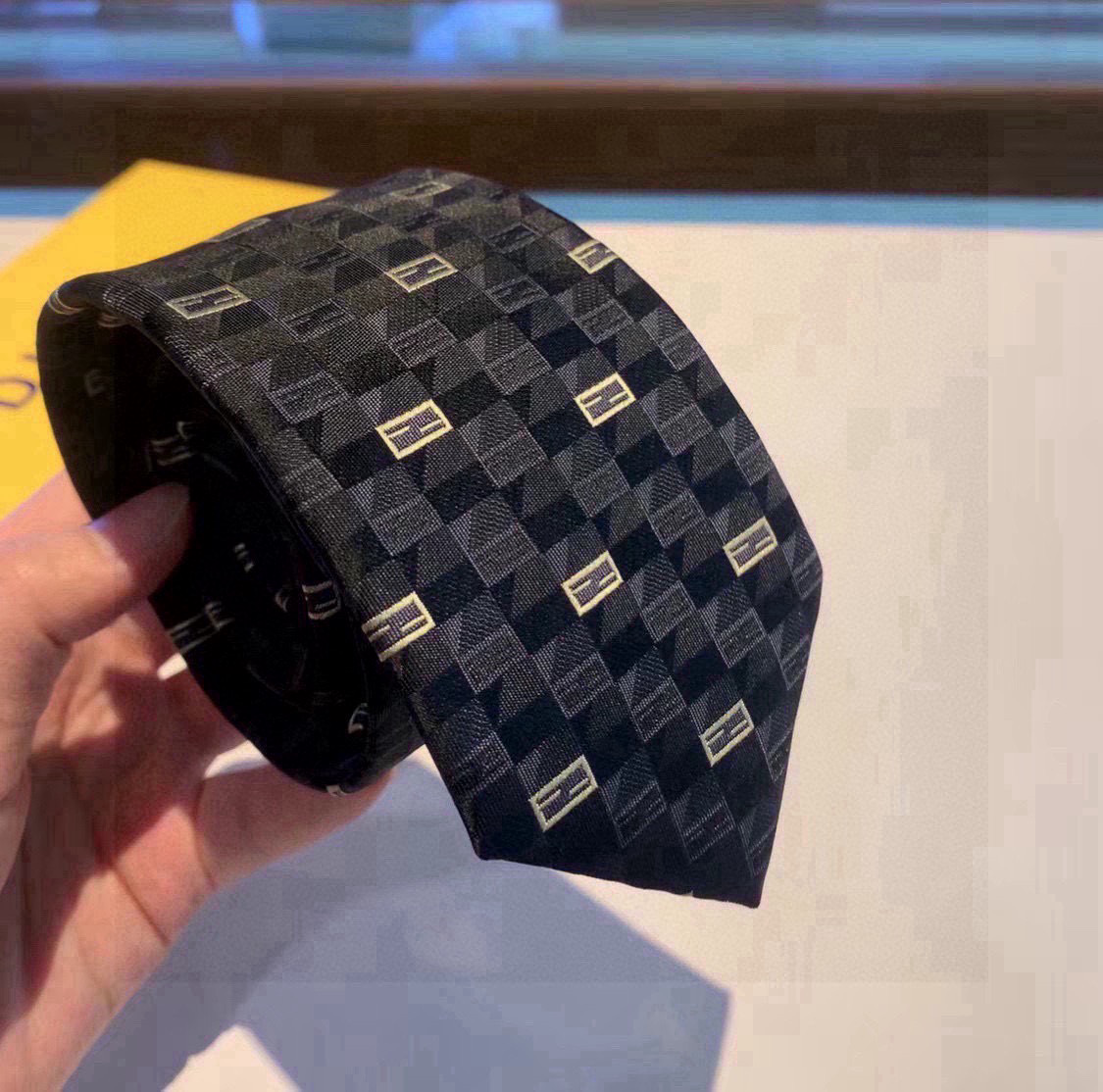 Elegant Men’s Fashion: Iconic FF-Letter Silk Tie for a Stylish Look - 图片 2