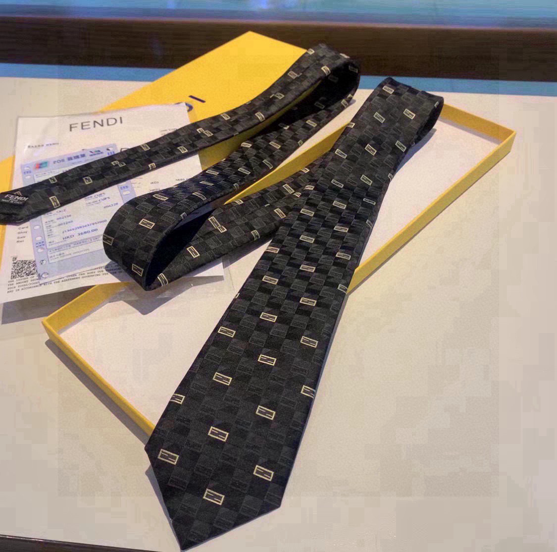 Elegant Men’s Fashion: Iconic FF-Letter Silk Tie for a Stylish Look - 图片 8