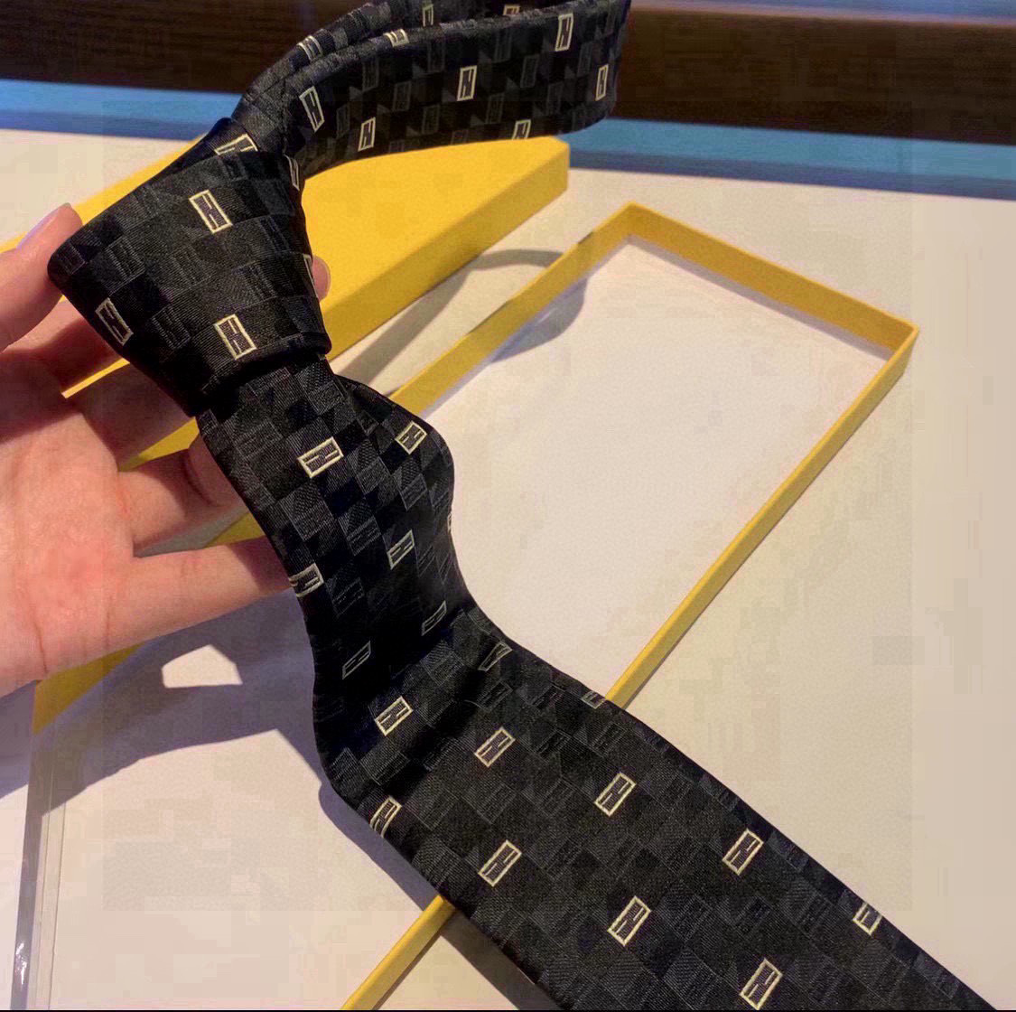 Elegant Men’s Fashion: Iconic FF-Letter Silk Tie for a Stylish Look - 图片 7