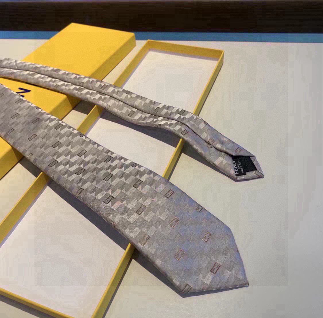 Luxurious FF-Letter Silk Tie Elevates Men’s Fashion to Perfection - 图片 3