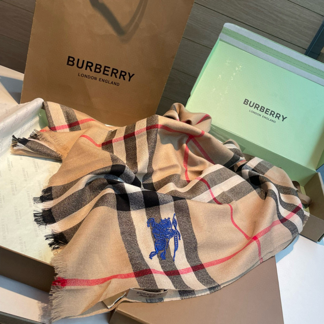  巴宝莉Burberry  经典专柜款、专柜同步 超薄羊绒格子披肩现货秒发  衣柜必备经典款VIP推荐！