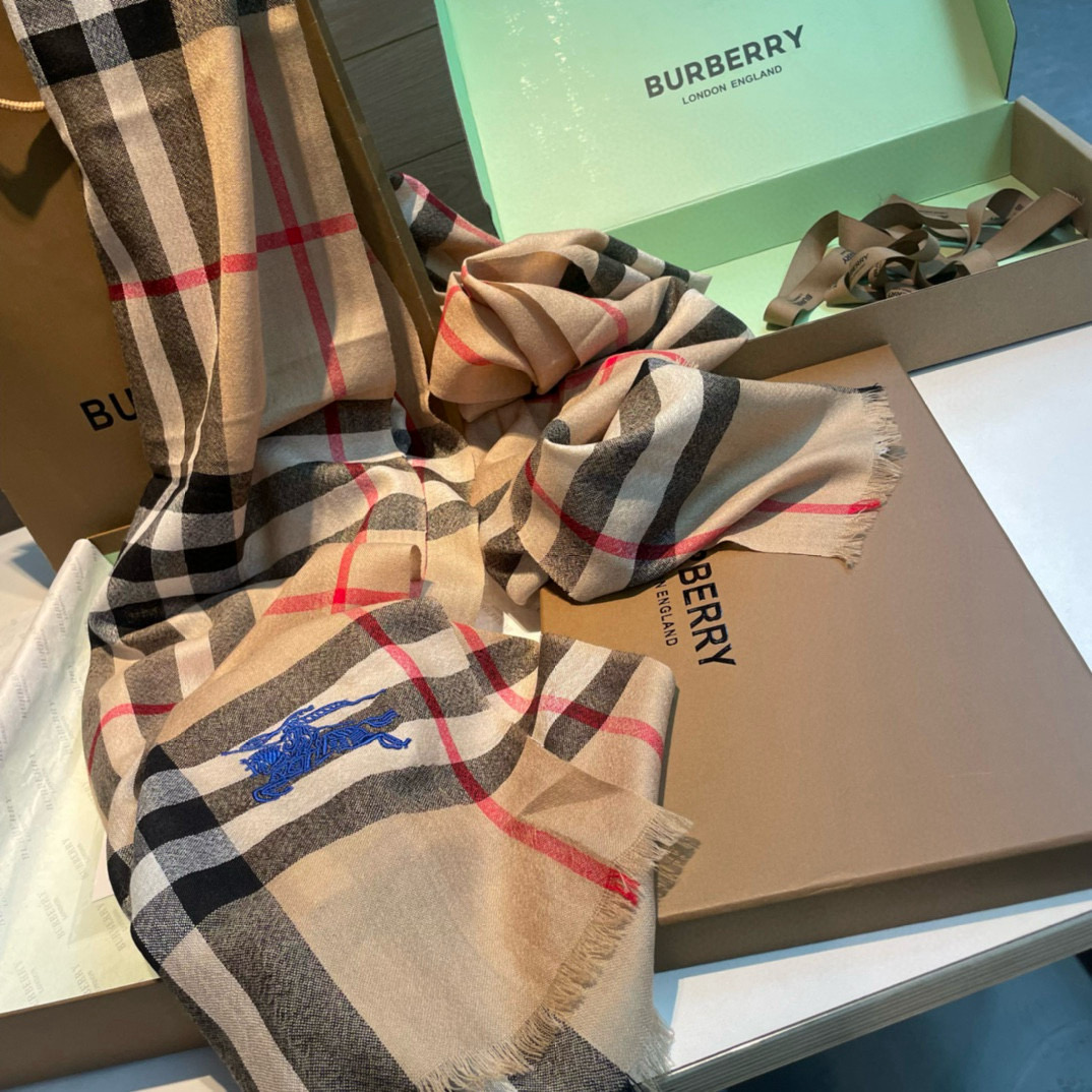  巴宝莉Burberry  经典专柜款、专柜同步 超薄羊绒格子披肩现货秒发  衣柜必备经典款VIP推荐！