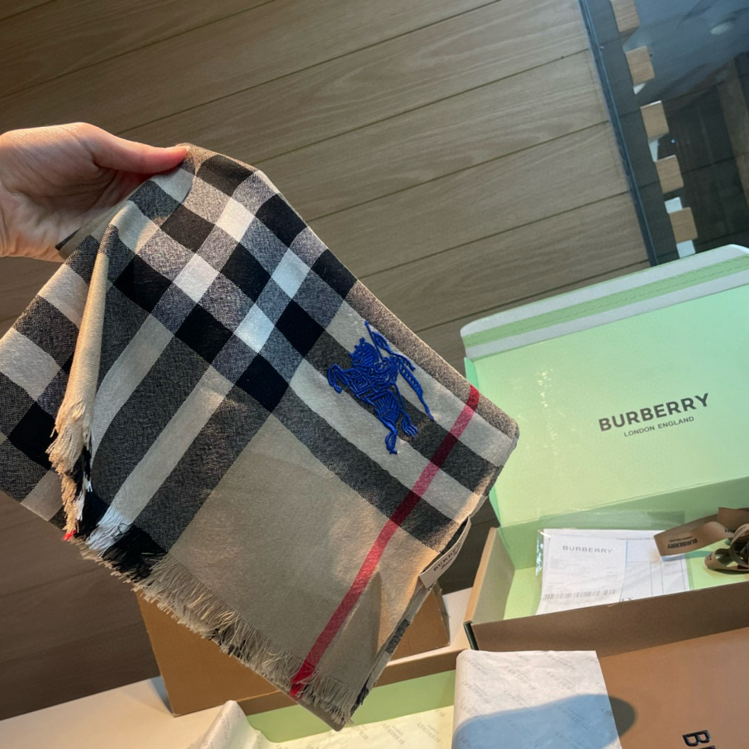  巴宝莉Burberry  经典专柜款、专柜同步 超薄羊绒格子披肩现货秒发  衣柜必备经典款VIP推荐！