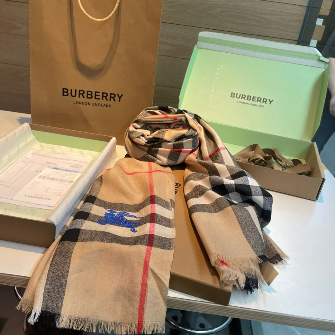  巴宝莉Burberry  经典专柜款、专柜同步 超薄羊绒格子披肩现货秒发  衣柜必备经典款VIP推荐！