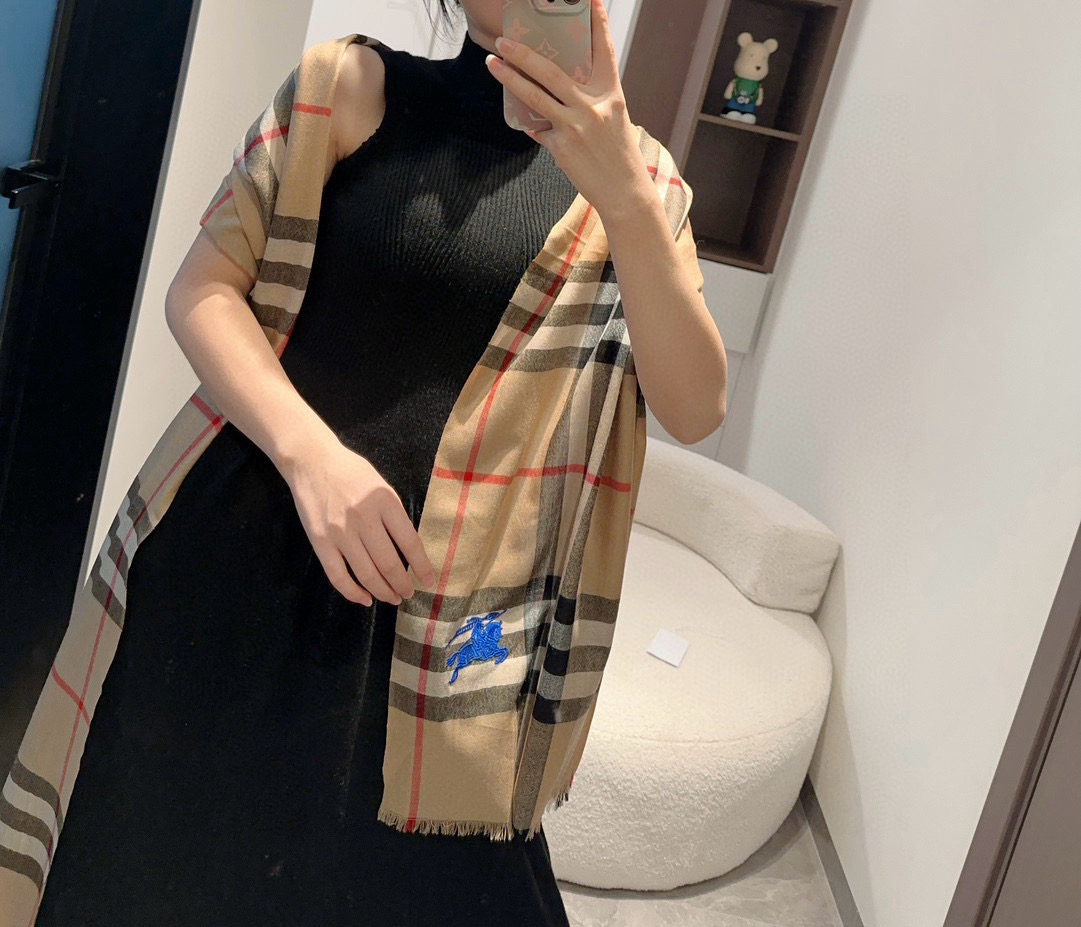  巴宝莉Burberry  经典专柜款、专柜同步 超薄羊绒格子披肩现货秒发  衣柜必备经典款VIP推荐！