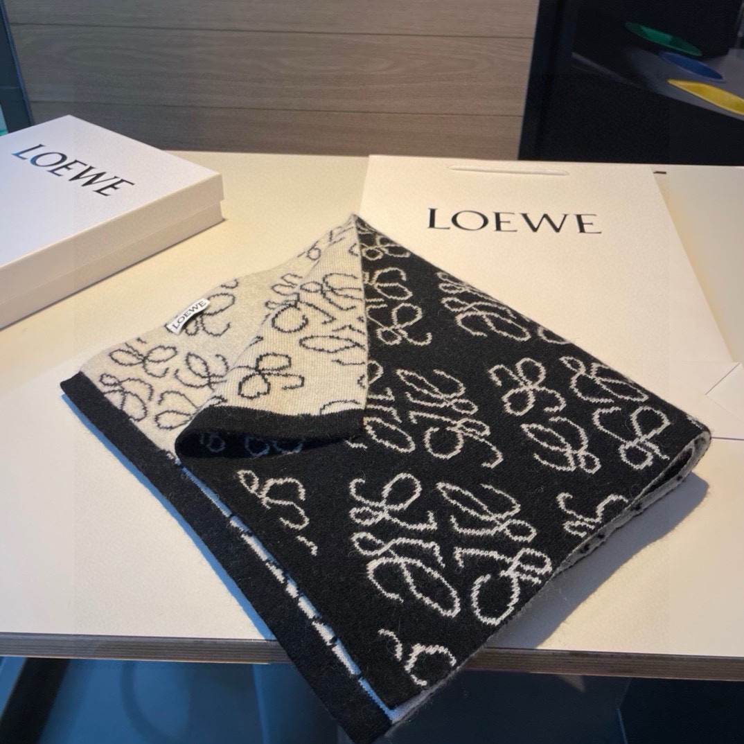  Loewe。原单！重磅推荐！新款针织围巾！低调的奢侈感。极品柔美精英高手级别的时髦感围巾！这款loew