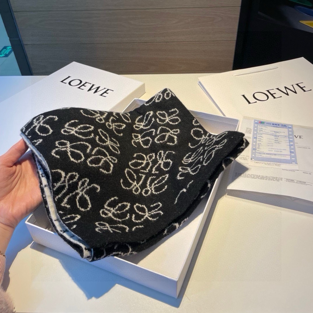  Loewe。原单！重磅推荐！新款针织围巾！低调的奢侈感。极品柔美精英高手级别的时髦感围巾！这款loew