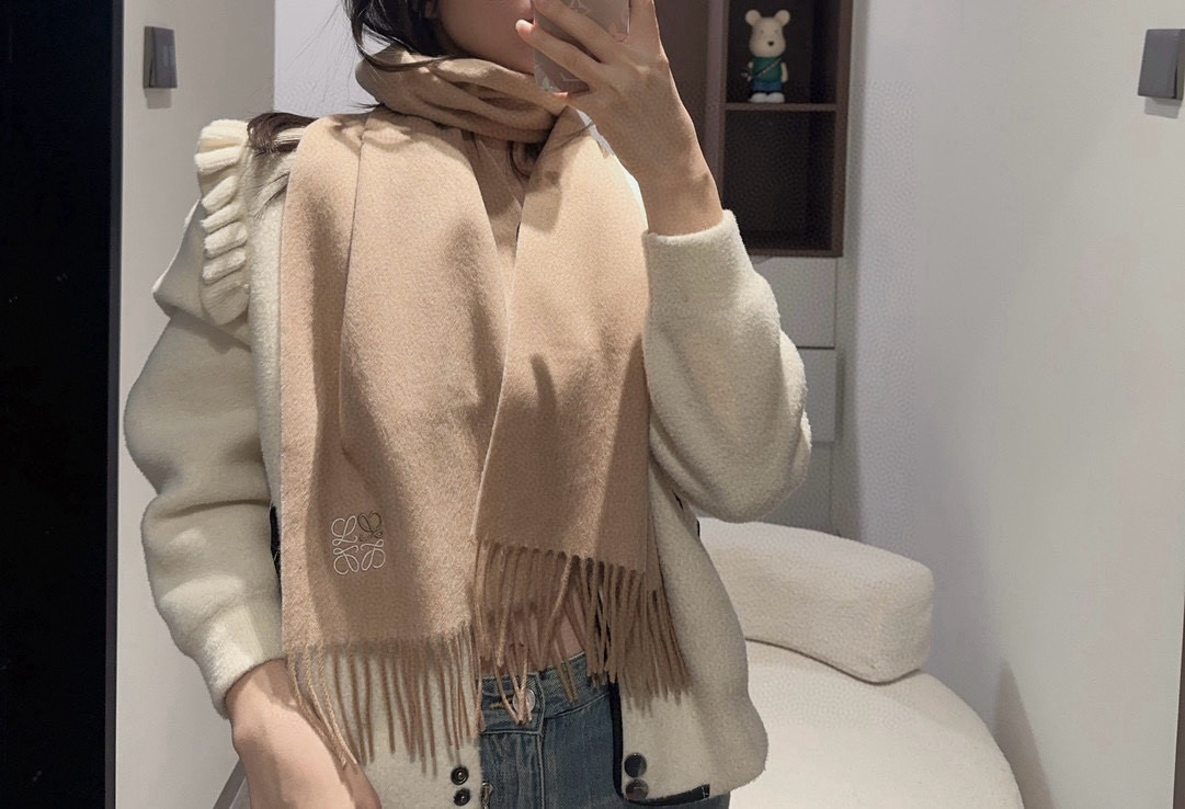 NO:188815,【Loewe · Luo Yiwei's rare gentle color scheme, low-key and elegant】It is recommended to double-sided color scheme, one scarf has two styles, high-end, comfortable and fashionable temperament, niche, but full of big brands, Super Amway loewe's soft scarf that touches the heart, extremely simple color matching with eye-catching color change logo, the finishing touch is indeed not lose its beauty, the pursuit of successful people, the color is absolutely, a bit unique fairy-like, the absolute best choice for couples, the color is elegant, not enchanting specifications 35 x 180cm160g high-version scarf, high-version scarf, loewe, loewe19860909【Loewe · 罗意威难得一见的温柔配色,低调又不失优雅】重点推荐双面配色,一条围巾两种风格搭配,高级舒适时髦气质,名小众,却大牌范十足,超级安利loewe这款触动内心的柔美围巾,极其简单的颜色搭配抢眼的变色logo,点睛之笔确又不失美感,成功人士的追求,色彩绝对,有点独有的仙气,绝对的情侣款不二之选,颜色淡雅,不妖娆规格35 x 180cm160克高版本围巾,高版本围巾,loewe,loewe,scarf