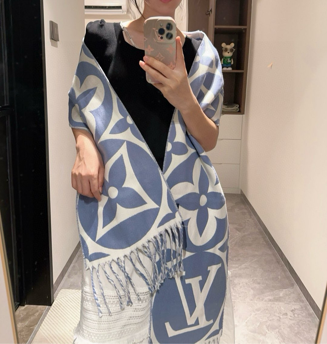 NO:188799,The new autumn and winter big donkey Medallion scarf shows the brand style with large classic letters and Monogram flowers, and then adds a gorgeous texture with slender tassel trim. The wool is wrapped in comfortable and warm, and is not afraid of the cold wind in the middle of winter. Specifications 209 x 30 cm. No tassel size, wool LV Medallion jacquard pattern tassel trim high-version scarf, high-version scarf, louis vuitton, louis vuitton, louis vuitton, louis vuitton19860909秋冬新款大驴家Medallion 围巾,以大号经典字母和 Monogram 花卉彰显品牌格调,再以纤长流苏饰边增添华美质感.绵羊毛围裹舒适暖意,无惧隆冬时节的寒风侵袭. 规格209 x 30 厘米不含流苏尺寸, 绵羊毛 LV Medallion 提花图案 流苏饰边高版本围巾,高版本围巾,louis vuitton,louis vuitton,louis vuitton,scarf