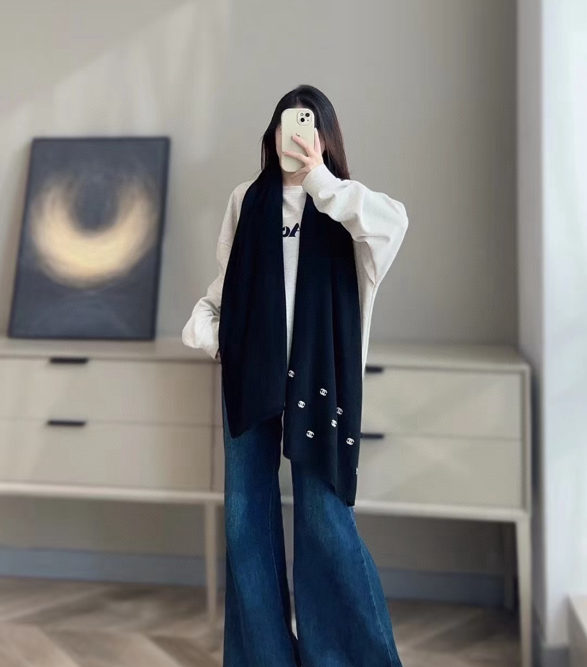 NO:188831,4 bead film series·Hot super white and colorful LOGO ingredients 60 cashmere 40 mulberry silk Original single purchase grade!  It is light and thin, and it will definitely make you feel soft and your heart-warming. It is available in all seasons!  Colorful LOGO sequin embroidery, high-end and exquisite! The light shines on it and buling bulging. Help you hold all occasions. It is so luxurious that it is shocking to express emoticons. A classic scarf that is definitely worth collecting, a high-version scarf.198609094 珠片系列· 爆款超米白多彩LOGO 成份 60山羊绒 40桑蚕丝 原单代购级！轻薄,摸上去绝对让你柔软到心化.四季可用！多彩LOGO亮片剌绣,高级精致!,光线照上去满满的buling buling.帮你hold住一切场合. 奢华到不行 惊出表情包ing.一款绝对值得珍藏的经典围巾高版本围巾,高版本围巾,scarf