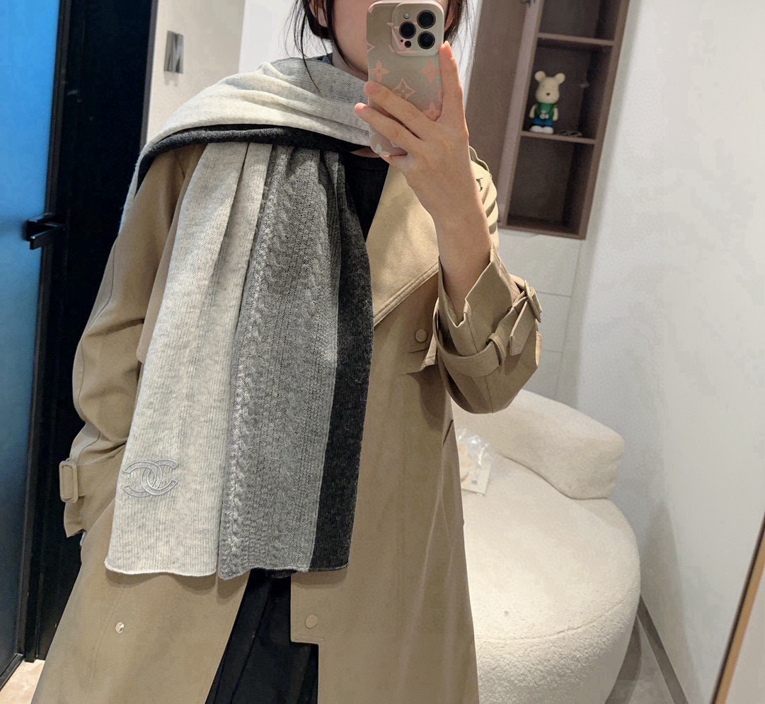 NO:188834,New Chanel counter scarf, beautiful [Tear] The imperial palace-level top-quality new counter is on sale, cashmere fashionable knitted wool, 26 water-soluble cashmere knitted scarf, popular houndstooth with rope, 70*195 extremely beautiful, really, the upper body is extremely skin-stained, versatile, look at it yourself if you look good or not, cashmere, the first choice for gifts is high-quality scarf, high-version scarf, chanel19860909上新香奈儿专柜新款围巾 美翻了[流泪]御用殿堂级极品新款专柜在售 羊绒时尚针织毛线 26支水溶羊绒针织围巾爆款千鸟格加绞花,70*195美丽至极 真的 上身极为衬肤色 百搭 好看不好看自己看吧 羊绒,送礼首选佳品高版本围巾,高版本围巾,chanel,scarf