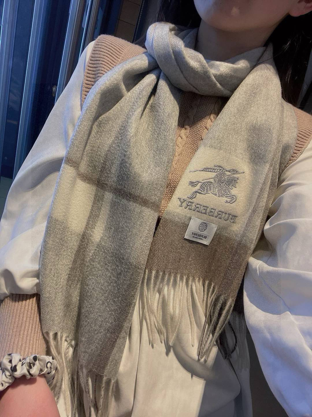 NO:188836,100% cashmere【Amazing!  It is beautiful when you wrap around it~ it makes people unforgettable!  !  】The effect of this Burberry is really, it’s so beautiful in one second!  !  So design-like, so beautiful!  Through the screen, the sisters must have felt it. This temperament is so terrible!  !  It can accurately hit every sister who loves beauty and fashion!  !  This sister must accept it no matter what, so you must not miss it!  I firmly believe that at the moment you are on the rise, you will feel like a transformation. I hope you will be amazed by your own beauty!  !  30x180cm, top pure cashmere high-version scarf, high-version scarf, burberry19860909百分百山羊绒【 惊艳！披着围着都美的~让人过目不忘！！】巴宝莉这款出来的效果真的,一秒美晕！！太有设计感了,太美了太美了！隔着屏幕,姐妹肯定都感受到了,这款气质的要命！！能精准击中每一个爱美爱时髦的姐妹心尖尖上！！这件姐妹无论如何都要收,一定一定一定不要错过！我坚信,在你上身的那一刻,会有一种脱胎换骨般的感觉,期待你们被自己的美丽惊艳到！！30x180cm,顶级纯羊绒高版本围巾,高版本围巾,burberry,scarf
