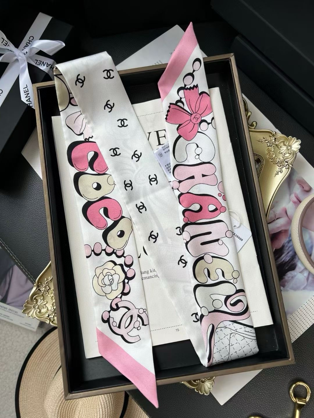  香奈儿Twilly小丝巾来了，Chanel 卡通字母
名副其实的小可爱，
人手三条闭眼收，我都不拦着
