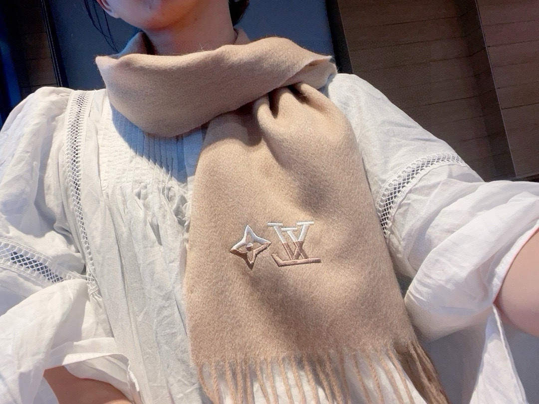 NO:188987,Louis Vuitton.【Embroidered Cashmere Scarf】I like to keep it myself, a rare high-end men's style!  Family welfare!  L very formal men's scarf~ fabric loves, very soft, delicate and comfortable, with mild water ripples!  Atmospheric and simple, super beautiful male god color matching, any boy will like, the small logo is very exquisitely decorated, with a texture that is not ostentatious~ The large goods were loaded on the ship a few months ago~ The last order is a little more benefit everyone~ Classic men's 30cm wide cashmere scarf!  Universal styles for men and women, cashmere, specifications of 30* (including total length of spikes), they are very suitable for formal wear or casual wear. They are completely fine with folding or circles. They are gentlemanly and stylish and have a warm demeanor!  !  High-version scarf, high-version scarf, louis vuitton19860909Louis Vuitton.【刺绣羊绒围巾】怒赞自留,难得的高端男款！家属福利！L非常正的男士围巾~面料大爱,非常柔软细腻舒服,轻度水波纹！大气简约,超级好看的男神配色,任何男生都会喜欢的款吧,小小Logo非常精致的点缀,有质感不张扬~大货几个月前已装船发走~尾单余一丢丢福利大家~经典男士的30cm宽羊绒围巾！男女通用款式,羊绒,规格30*（含穗子总长cm）,搭配正装或者搭配休闲装都很合适~对折挂围或者绕圈围都完全可以,绅士有型~有温度的风度！！高版本围巾,高版本围巾,louis vuitton,scarf