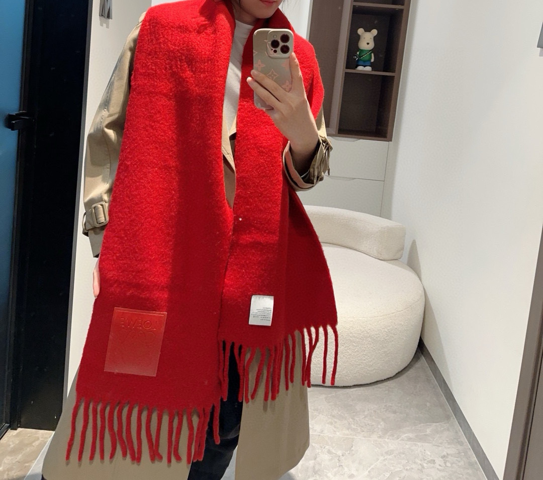 NO:189008,[Same style in Xiaohongshu] Loewe's new colored mohair scarf Stockholm warm colors, you will fall in love with it at first sight, super high appearance, dreamy color combination Loewe scarf always surprises, integrates Nordic warm color splicing, super versatile, immersed in color cards of various colors, in winter, you can bury your head in a colorful scarf, super warm wool   mohair, it is real mohair, with tassels at both ends, and the fabric is super comfortable. 35x200cm size, cowhide logo embossed patch high-version scarf, high-version scarf, loewe, loewe, cowhide19860909【小红书同款】Loewe罗意威新品彩色马海毛围巾斯德哥尔摩的温暖色彩,第一眼便爱上,超高颜值,梦幻配色Loewe的围巾总是让人惊喜,融入北欧暖色系拼接,超级百搭,沉浸在各种色彩的色卡里,冬天里可以把头埋在色彩斑澜的围巾里,超级暖和羊毛 马海毛,是真的马海毛哦两端带有流苏,面料超级舒适.35x200cm尺寸,牛皮革 logo压纹贴片高版本围巾,高版本围巾,loewe,loewe,cowhide,scarf