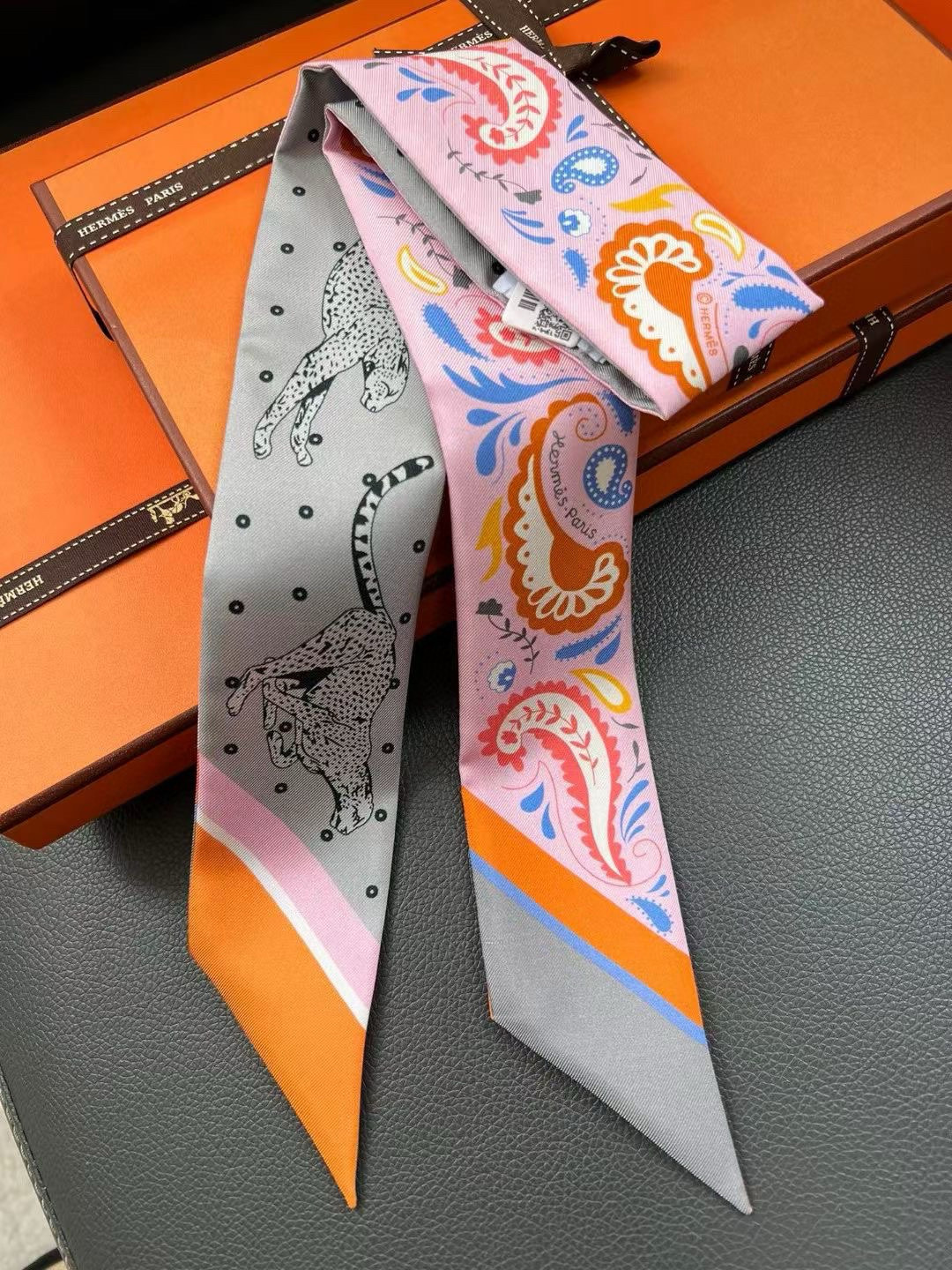 捷豹
twilly 爱马仕 hermes 2024
100%桑蚕丝，18姆米斜纹真丝
86x5cm 双面