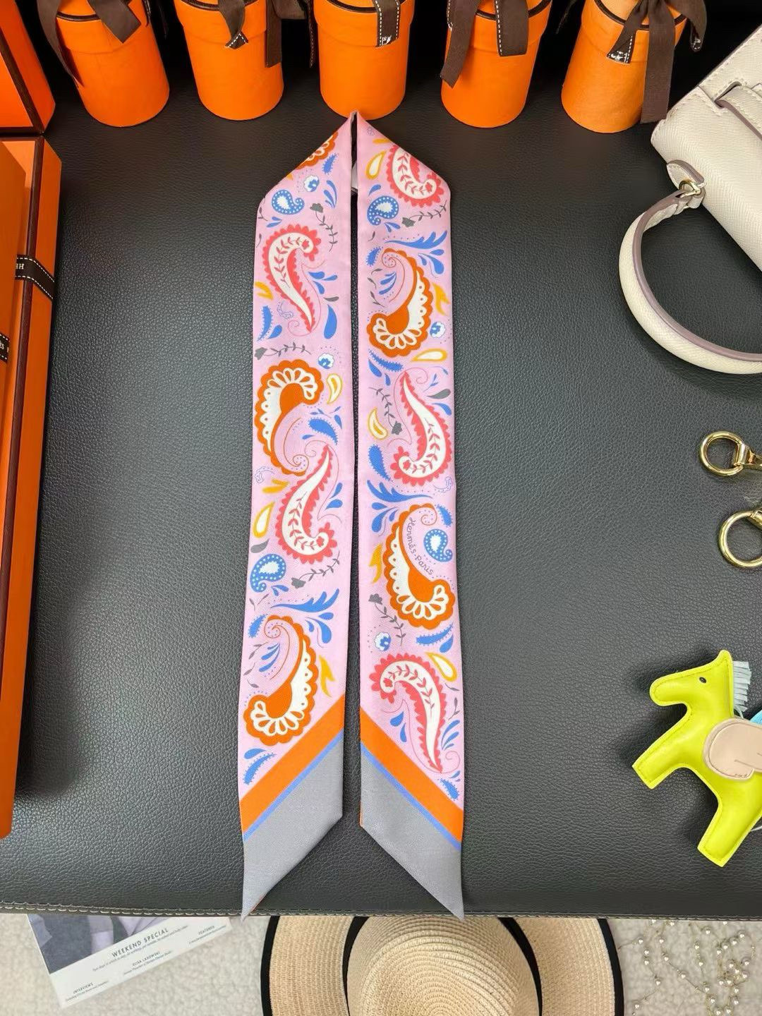捷豹
twilly 爱马仕 hermes 2024
100%桑蚕丝，18姆米斜纹真丝
86x5cm 双面