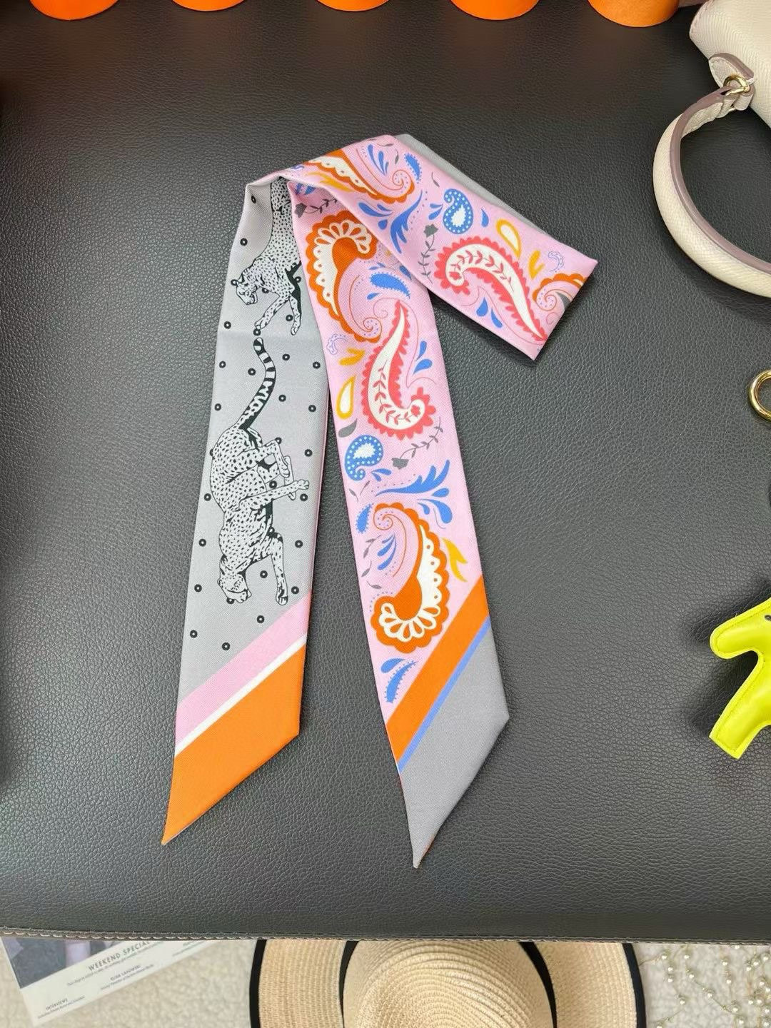 捷豹
twilly 爱马仕 hermes 2024
100%桑蚕丝，18姆米斜纹真丝
86x5cm 双面