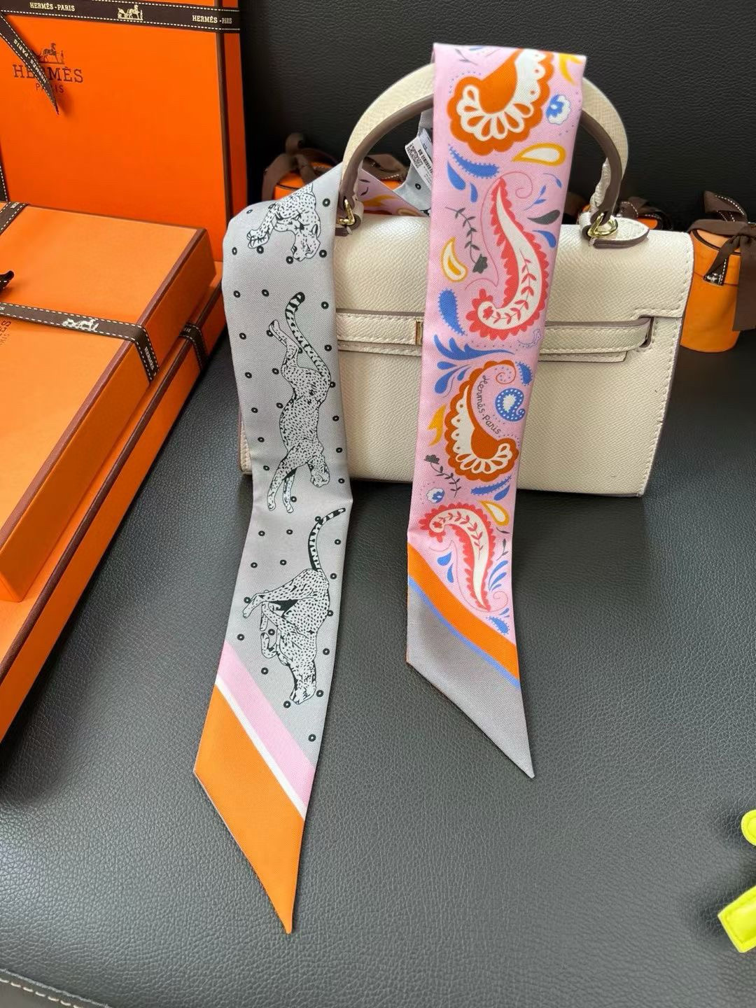 捷豹
twilly 爱马仕 hermes 2024
100%桑蚕丝，18姆米斜纹真丝
86x5cm 双面