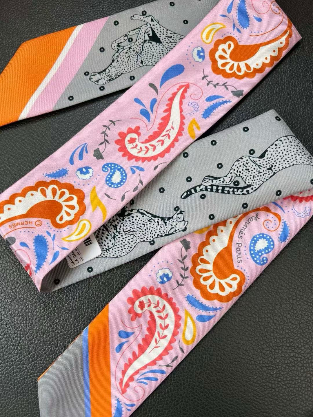 捷豹
twilly 爱马仕 hermes 2024
100%桑蚕丝，18姆米斜纹真丝
86x5cm 双面