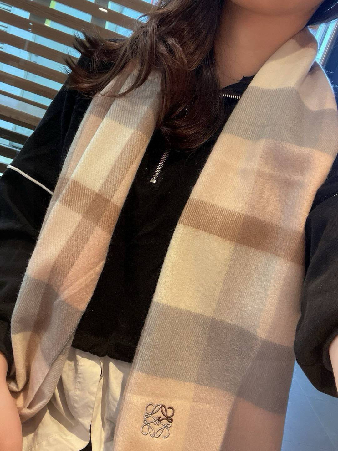 NO:188983,[Recommended LOEWE · Luo Yiwei] Fried chicken with high-end feel, a must-have for white and rich beauty in the celebrity] You will know what I said, the best cashmere water rippled scarf, the ingredients support detection, soft and delicate fried chicken is invincible, in short, both the fabric and the craftsmanship are the kind of high-end feeling that it looks very high-end at first sight, and the logo is different from the previous design, made of two colors, fried chicken is beautiful, elegant and textured, layer by layer to create a gorgeous and not ostentatious style of the celebrity. You should know that this type of goods is only produced in a small quantity, and this batch of orders is also super strict. The quantity is very small. The hand is fast, hand slow, without size 30*cm cashmere high-version scarf, high-version scarf, loewe, loewe19860909【重磅推荐LOEWE · 罗意威】炒鸡高级感,名媛白富美必备】拿到手你就懂我说的了,极品山羊绒水波纹小围巾,成份支持检测手感柔软细腻炒鸡无敌,总之无论是面料还是工艺都是那种一看就很高级的感觉Logo部分不同以往的设计,二色拼接而成,炒鸡好看优雅有质感,层层叠叠出醒目而不张扬的华丽名媛风要知道这类货也只有少量生产,这批订单也是监控超级严格流出来的数量极少手快有手慢无size30*cm山羊绒高版本围巾,高版本围巾,loewe,loewe,scarf