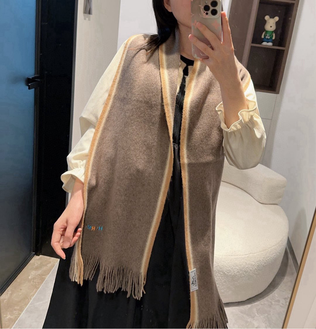 NO:188989,Hermes synchronous counter, high-end cashmere knitted scarf!  】It can be formal, free, very Classical men's design. This weaving method is relatively difficult, and it costs a lot of yarn, and the process is very difficult!  !  !  Such a men's scarf is definitely an outdated item!  The cashmere scarf that looks good at any surround is really unique!  !  It's so practical and versatile, but there's no unnecessary design, and it looks good no matter how you surround it!  It has a drape, warm and very slimming!  It is very suitable to match formal wear or casual wear ~ folding or circling is perfect, with a warm and elegant 30 high-version scarf, high-version scarf, christian louboutin, hermes, hermes19860909Hermes（爱马仕）同步专柜,高端羊绒针织围巾！】可正式,可随意,非常Classical的男款设计.这款织法比较难,又很费纱线,工艺难度非常大！！！这样的男款围巾,绝对是一条审美不过时的单品！随便围都会好看的羊绒围巾,版型真是一绝！！太实用百搭了,其实没有多余的设计,怎么围都好看！有垂坠感,温暖且非常显瘦！搭配正装或者搭配休闲装都很合适~对折挂围或者绕圈围都完全可以,有温度的风度30高版本围巾,高版本围巾,christian louboutin,hermes,hermes,scarf