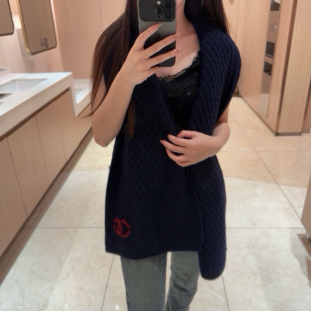 NO:188995,[Chanel · Chanel's rare knitted item, gentle color matching, super obsessed with temperament, low-key, quiet and elegant] Recommended for a second to be moved!  !  !  High-end, luxurious!  eternal!  Not the passing style!  !  !  Maximize the quality of clothing!  Chanel's new color knitted cashmere scarf this year is so beautiful. Sisters who can match it must understand it. This design can enhance the aura of the shape in autumn and winter. Whether it is perfect, beautiful figure and temperament, this design is a powerful tool to quickly and maximize clothing quality. Size32*170cm, top cashmere high-version scarf, high-version scarf, chanel, chanel19860909【Chanel · 香奈儿难得一见的针织单品,温柔配色,超级迷恋气质低调恬静又不失优雅】重点推荐一秒心动啊！！！高级,奢华！永恒！不是那种过眼云烟的款式！！！最大化提升的衣品！Chanel今年新出的配色针织羊绒围巾,太好看了,会搭配的姐妹一定懂,这样的设计在秋冬季穿搭上很能提升造型气场无可挑剔,无论完,美身材,气质,这种设计,是快速也是最大化提升衣品的利器size32*170cm,顶级羊绒高版本围巾,高版本围巾,chanel,chanel,scarf