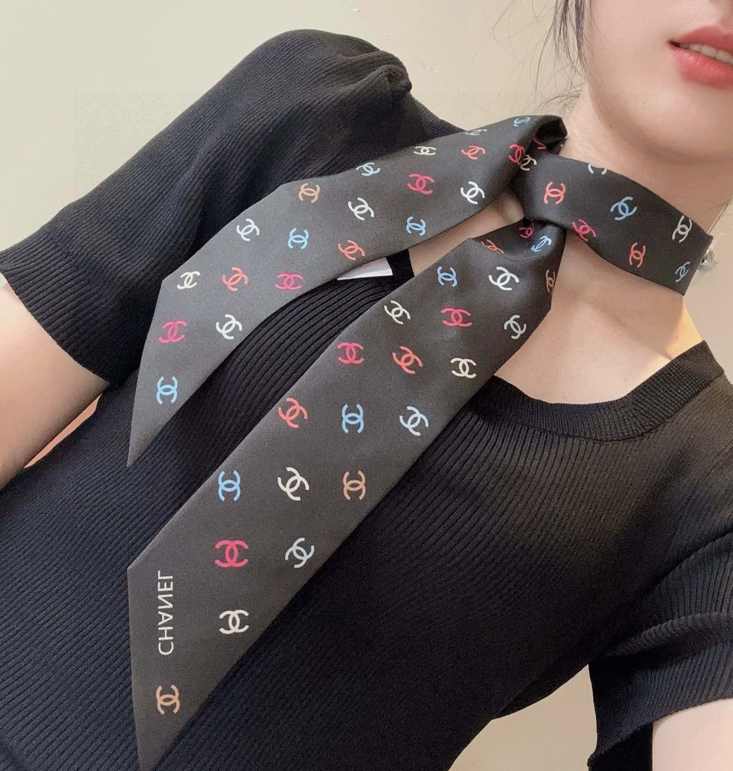  小香最新双面Twilly‼C家今年主打的彩色爱心印花 ，超有大牌气场！斜纹真丝光泽感超级强 👏从图中就