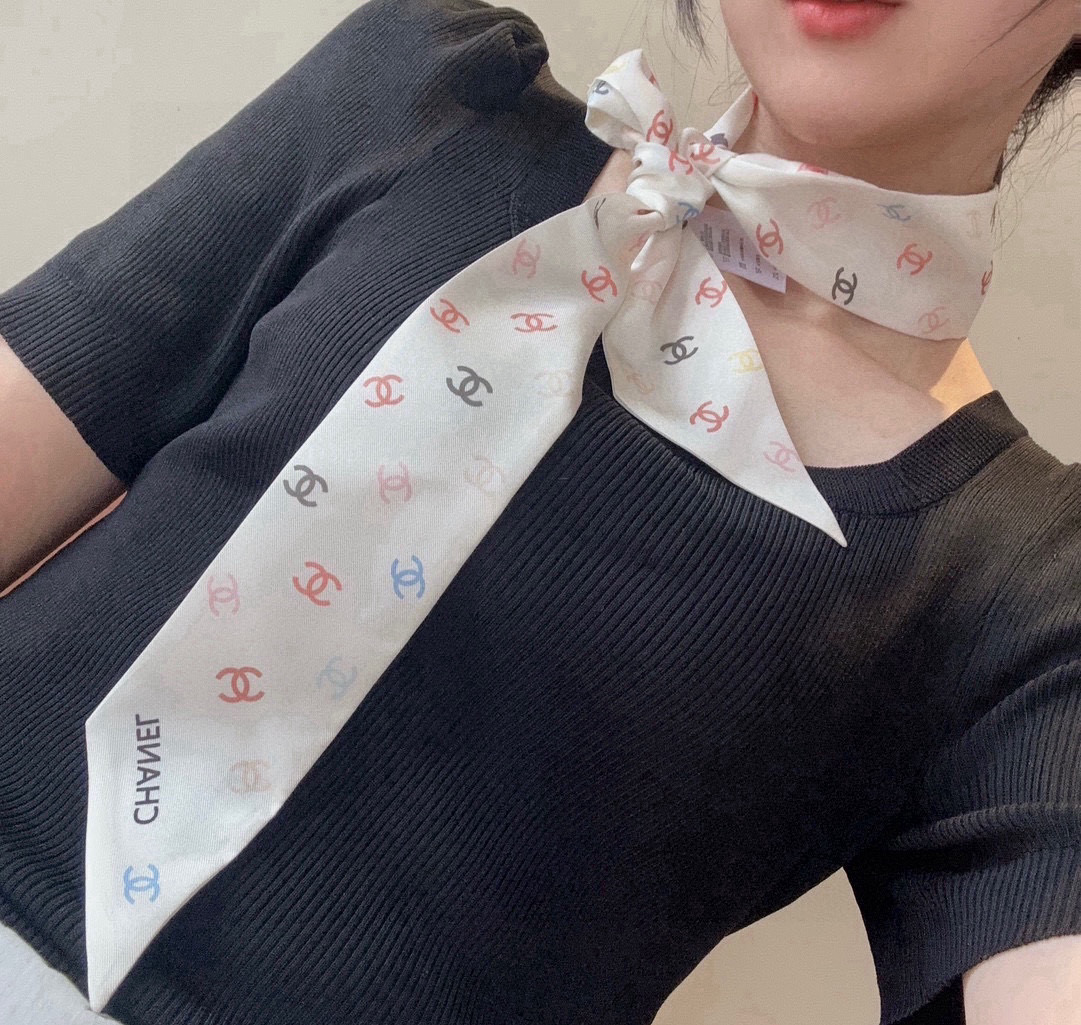  小香最新双面Twilly‼C家今年主打的彩色爱心印花 ，超有大牌气场！斜纹真丝光泽感超级强 👏从图中就
