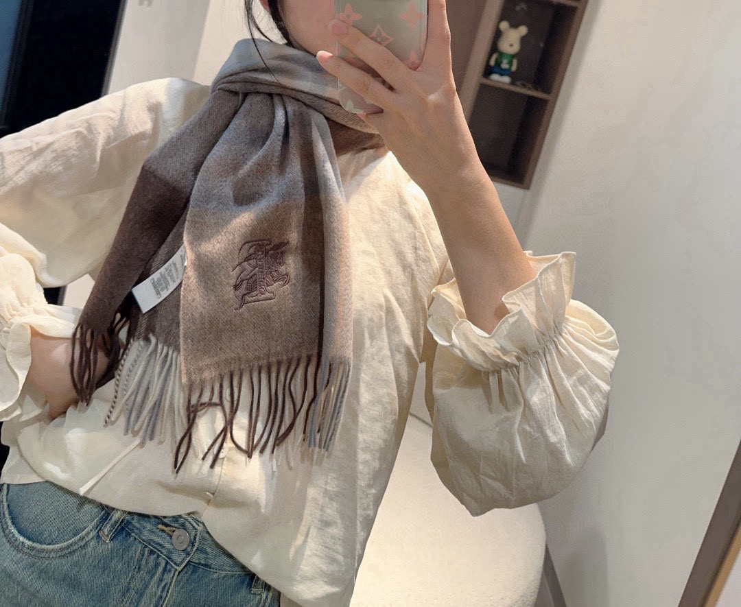  水波纹，百分百山羊绒 Burberry · 巴宝莉经典格子围巾❗好看的要疯掉了，太有型太有魅力了❗❗非