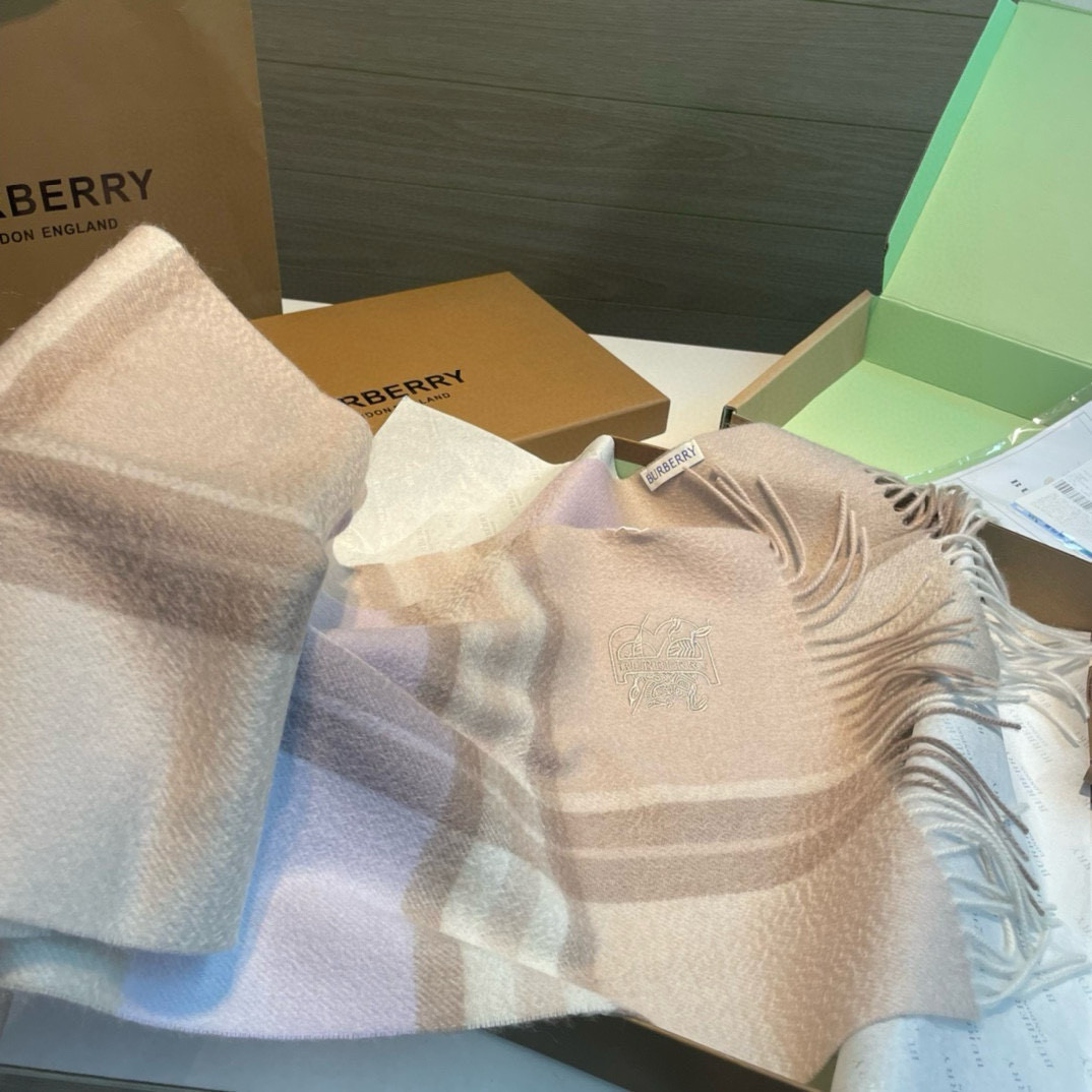  水波纹，百分百山羊绒 Burberry · 巴宝莉经典格子围巾❗好看的要疯掉了，太有型太有魅力了❗❗非