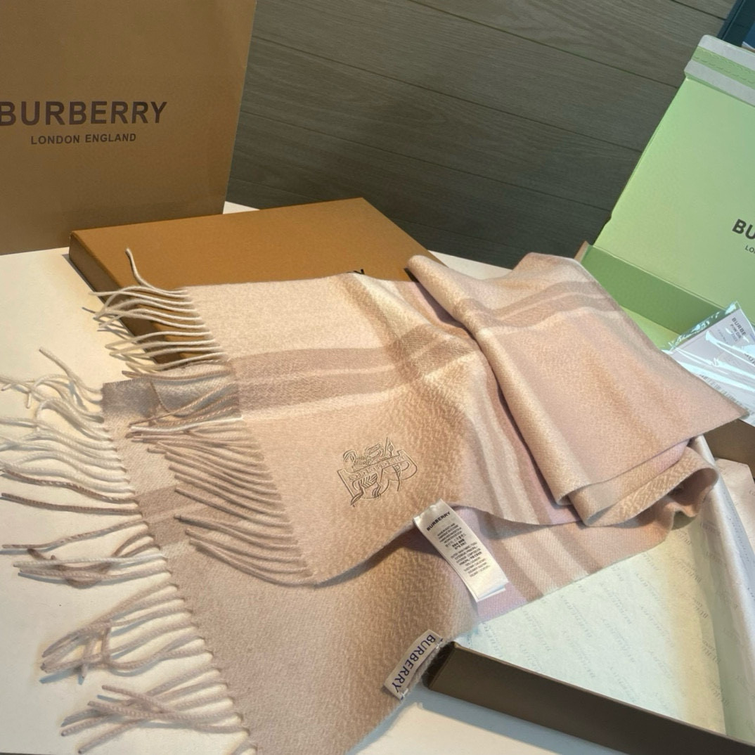  水波纹，百分百山羊绒 Burberry · 巴宝莉经典格子围巾❗好看的要疯掉了，太有型太有魅力了❗❗非