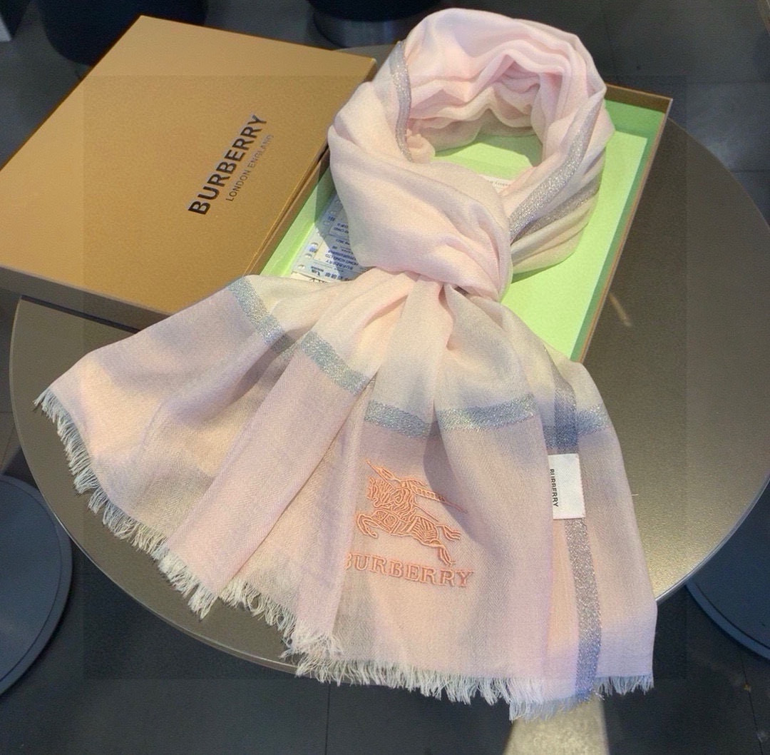 巴宝莉新作~美得闪闪发光❗️是进口印度的羊绒300支镶嵌进口金银丝！最适合秋冬的璀璨设计‼️面料薄而精细