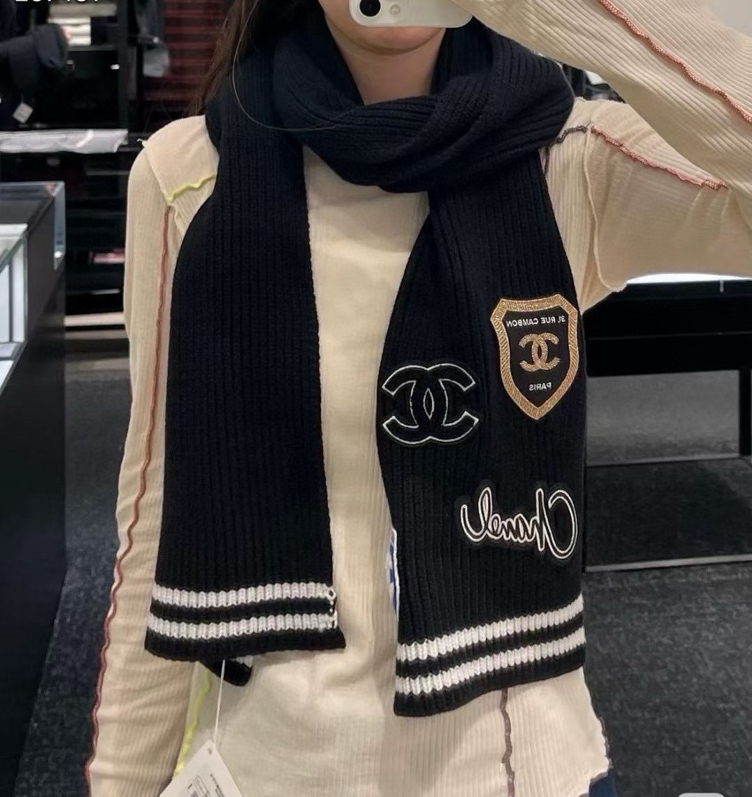  香奈儿👑👑Chanel24秋冬新款学院风徽章刺绣24b针织围巾羊绒针织长巾‼️美翻了流泪御用殿堂级极品
