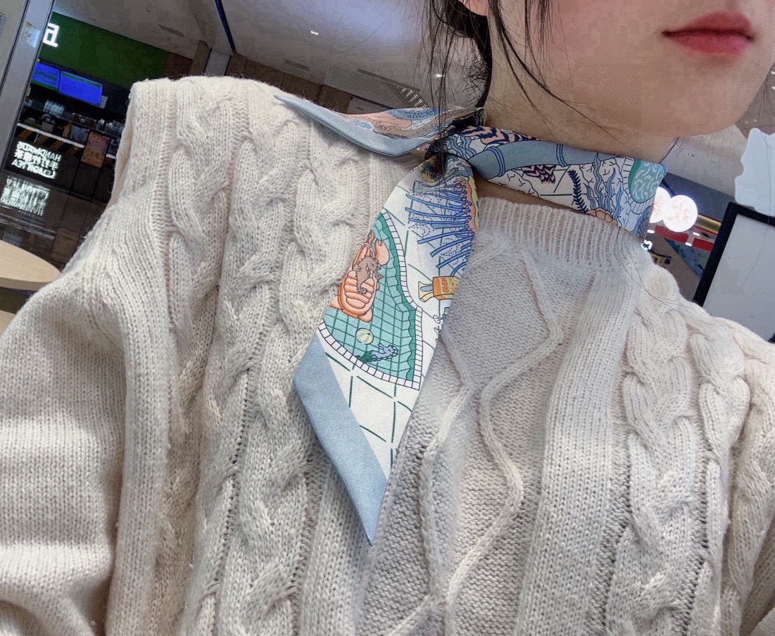 特价 水上游乐园。Twilly小丝巾   顶级斜纹真丝打造 超精细的印花非常清晰 绝对是送礼自用的首选🎁