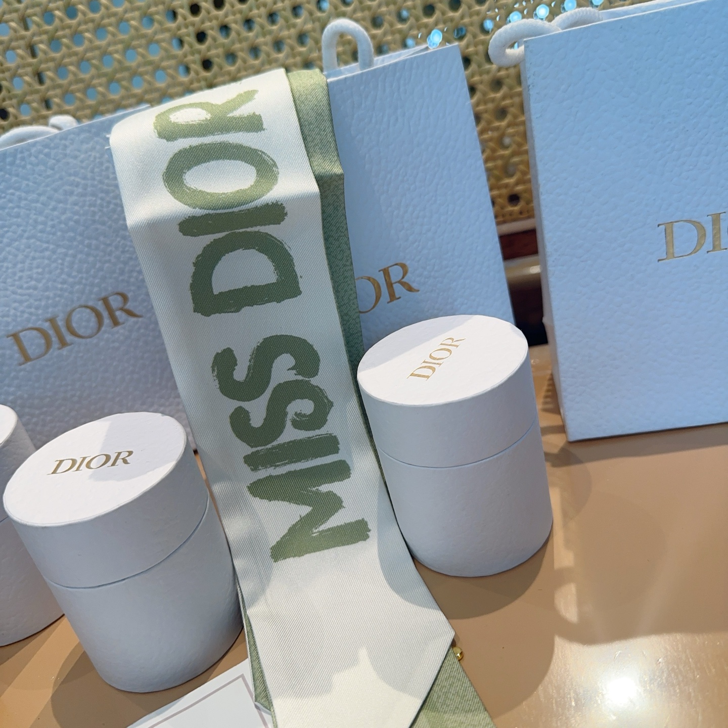 特价 迪奥Dior最新双层束发带。真心的越看越好看‼️而且多way用法，随便怎么搭配都好有腔调.超级柔软