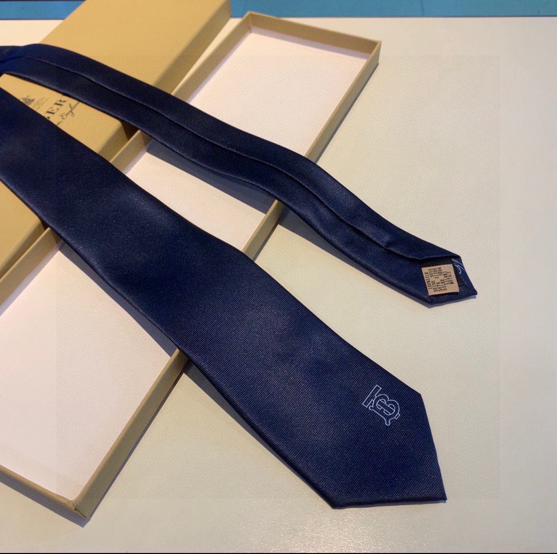 Luxurious Burberry Bobley Silk Tie with Iconic TB Letter Design for Elegant Men. - 图片 4