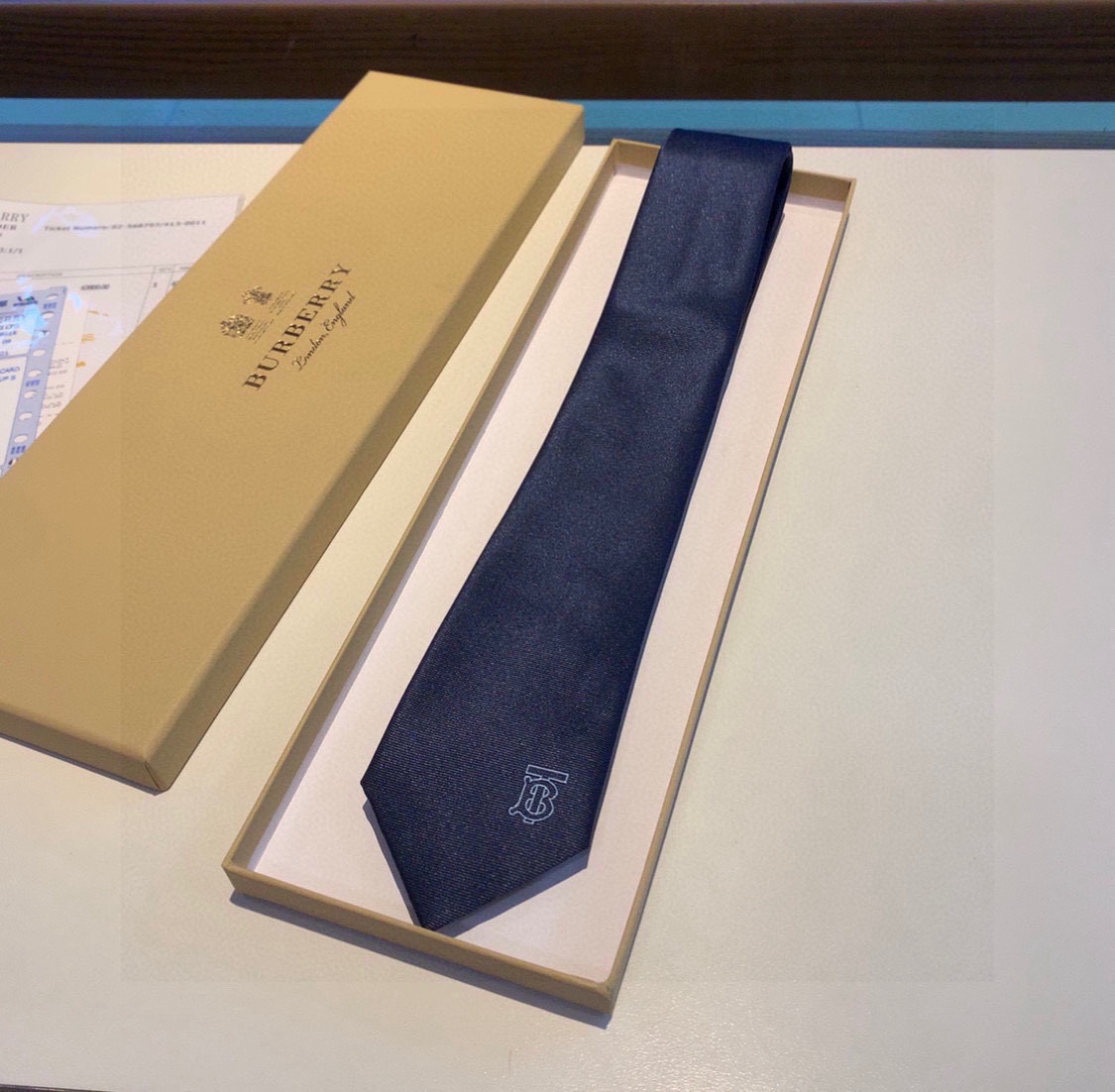 Luxurious Burberry Bobley Silk Tie with Iconic TB Letter Design for Elegant Men. - 图片 3