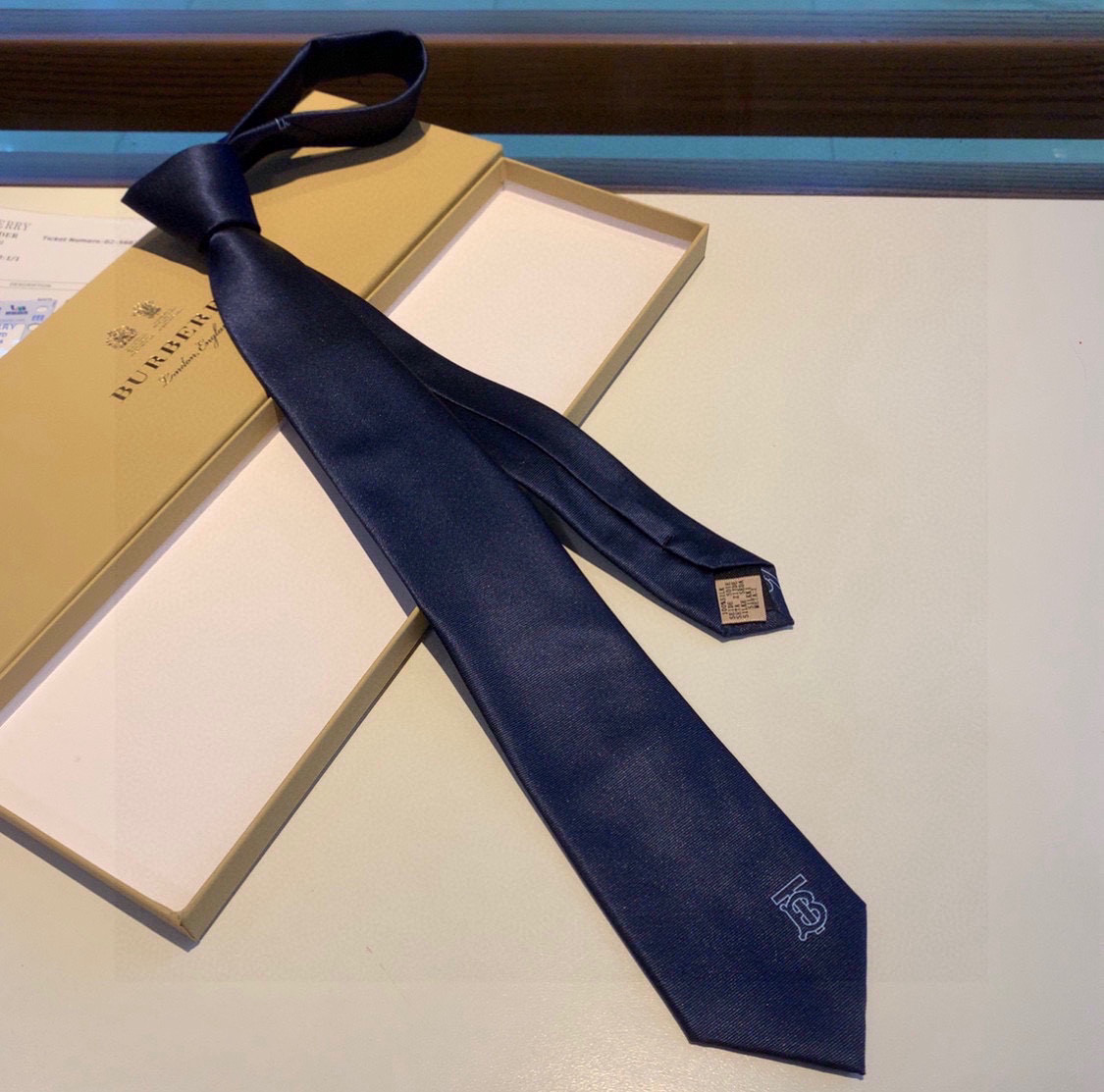 Luxurious Burberry Bobley Silk Tie with Iconic TB Letter Design for Elegant Men. - 图片 7
