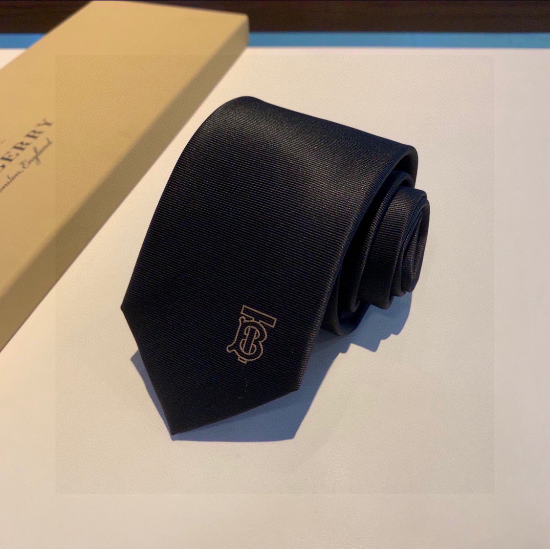 “Burberry Bobley Tie: Iconic TB Letter Design in Elegant Silk Craftsmanship for Men” - 图片 7