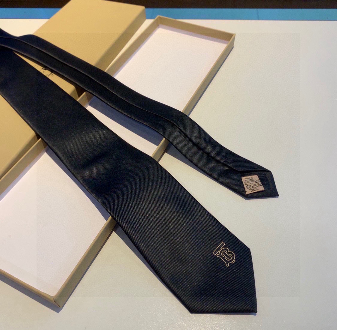 “Burberry Bobley Tie: Iconic TB Letter Design in Elegant Silk Craftsmanship for Men” - 图片 4